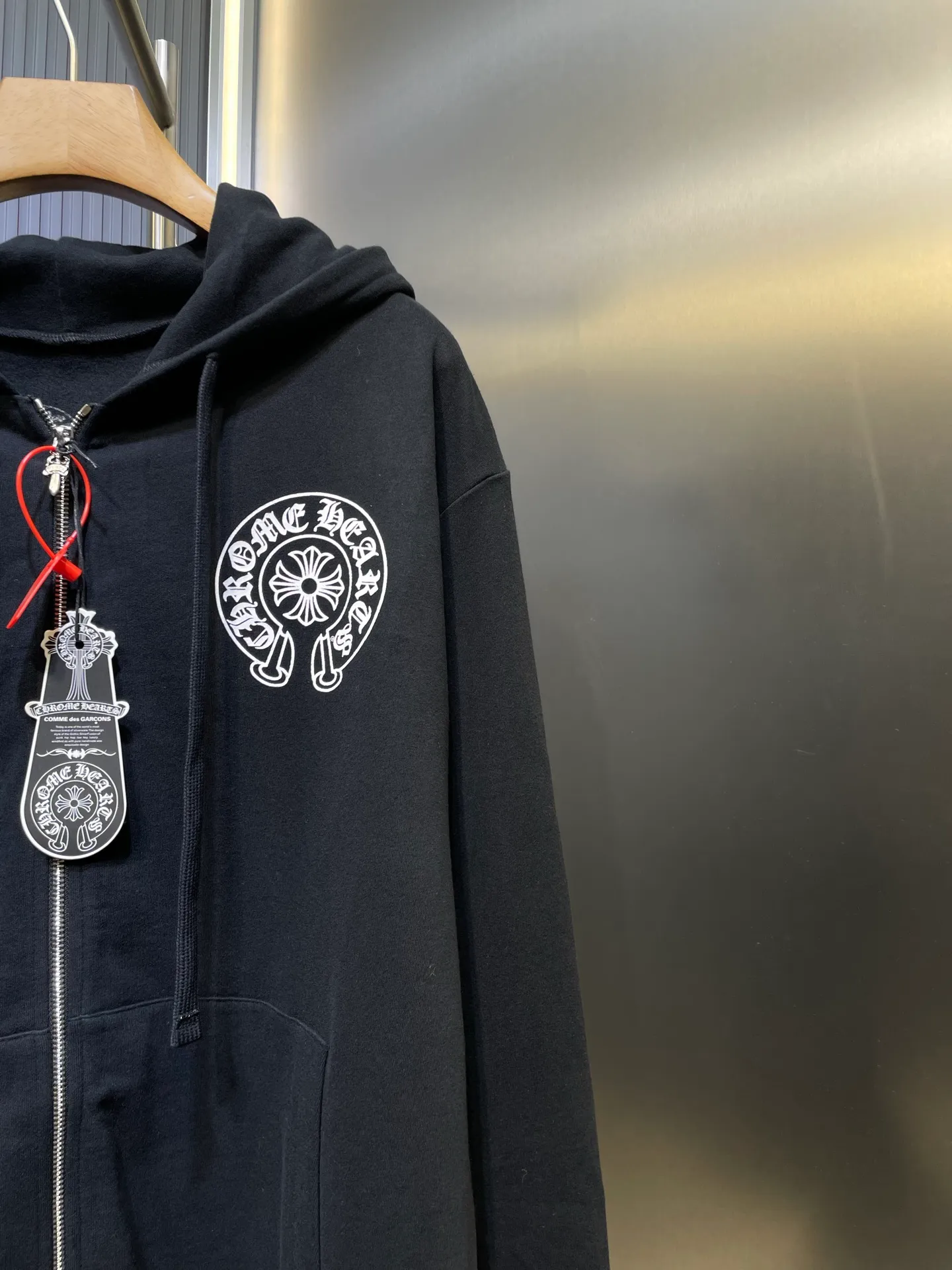 P480 Chrome Hearts 🌟Letter-printed zipper jacket, custom-made plain suede cotton, delicate and smooth, comfortable and close to the skin, with deep black as the base, plain white lines with sharp cracks, the front cross flower totem is precisely embellished on the chest, and the gray CH pattern is looming on the hem to control the visual focus. The scroll mantra is outlined on the back like an ancient seal, rugged and delicate coexist. The zippered hooded silhouette deconstructs the lazy drape carrying suede. It whispers that I am the rock oracle of the rules. A rebellious ceremony about wearing and performing. Process 1: Use glue printing. The printing is modified three times by the film screen. Use glue liquid paint to print the pattern on the fabric. Bake the fabric to fix the printed pattern. Process 2: The fabrics are washed and have a better hand feel. Not easy to deform. Not easy to shrink. Not easy to fade. Maintain long-term beauty. Accessories: Customized 1:1 CH Zipper Customized 1:1 CH Logo Fit: Loose Fit Size: S M L XL